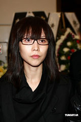 高清：已故艺人陈鸿烈设灵 蔡少芬佘诗曼素颜现身