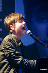 组图：Lady Gaga师弟台北开唱 不插电纲琴独奏