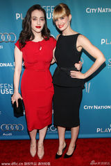 组图：破产姐妹红黑配捧场舞会 MAX难掩好身材