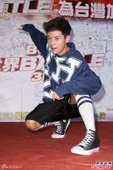 组图：敖犬尬舞宝刀未老 气喘自嘲人老变退步