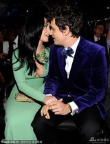 组图：水果姐凯蒂-佩里爆乳秀八字奶 热贴男友