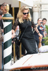 组图：麦当娜黑超黑裙尽展大姐大酷 助阵女性电影奖