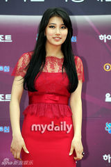 组图：秀智大红修身长裙亮相 浓妆显成熟