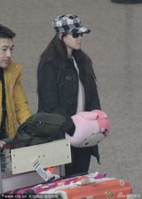 组图：伊能静喜获恋情吹口哨 负荷工作打哈欠