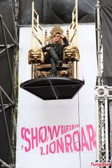 组图：罗志祥高空悬坐 与女舞伴大跳求爱舞