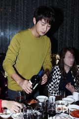 组图：朴施厚与《香气》剧组聚餐 亲切待粉丝