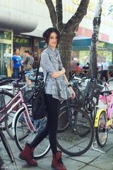 组图：陈燃最新街拍曝光 自然清爽闪耀秋日街头