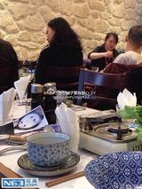 组图：周迅与男友巴黎吃火锅 捏脸互动有爱