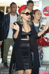 组图：幸田来未低胸露肚风骚离台 5天狠捞千万