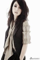 组图：董璇登《风尚志》封面  浓妆诵读爱之唇