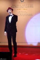 组图：关喆签约华纳举办记者会 自比嫁入豪门