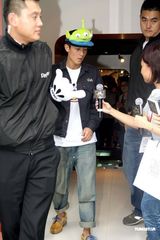 高清图：陈冠希戴卡通帽大扮可爱 最新潮店上海开张