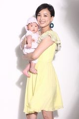 高清图：张庭孕后变超级辣妈 携女儿登杂志封面