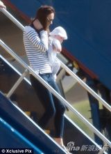 组图：凯特携小王子出国度假 小家伙壮实脸嘟嘟