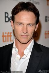 组图：《魔鬼绳结》首映 威瑟斯彭性感露乳沟