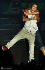 幻灯图集：克里斯-布朗和亚瑟小子牙买加火爆开唱