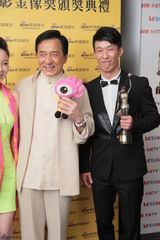 组图：金像奖得主后台秀奖杯 与小新合影