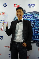 幻灯：甄子丹不慎弄坏奖杯分两半 拼好还原显得意