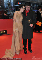 幻灯图集：《在路上》首映变庆生会 主席热拥导演