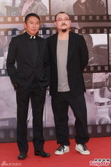 组图：钮承泽与乌尔善相金像红毯黑衣笔挺