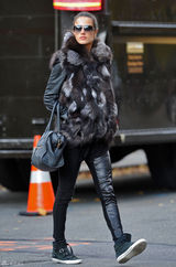 高清组图：超模亚历山大-安布罗休街拍皮草上身