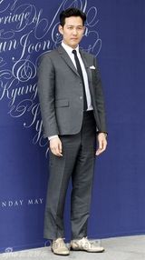 组图：申贤俊娶小12岁娇妻 玄彬张东健到场祝贺