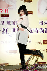 幻灯图：潘迎紫宝刀未老热情如火 背心装扮俏女郎