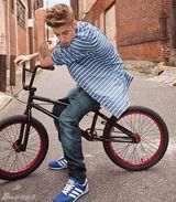 组图：比伯运动写真面容俊朗 回归少年本真