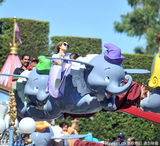 组图：洛佩兹带爱女逛游乐园 玩小飞象花容失色