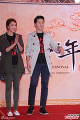 组图：《大稻埕》沿街发红包 猪哥亮隋棠亮相