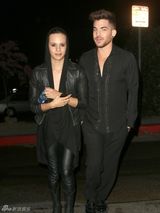 组图：亚当兰伯特现身洛杉矶 酒店遇神秘黑衣女