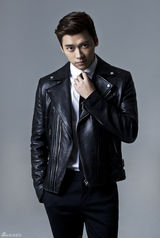 组图：李易峰黑色皮衣酷感十足显时尚