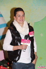 高清图：马塞尔-越会香港粉丝 劈腿空翻展身手