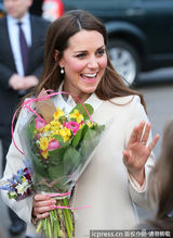 组图：凯特探访儿童慈善机构 获赠可爱毛绒玩具