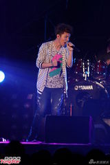 组图：A-Lin落泪小宇忙救场 信旋风登台引高潮