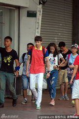 组图：尼坤休闲装厦门赶拍电视剧 粉丝求见真容