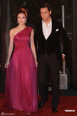 高清图：吴彦祖携黄子琪共走红毯 尽显绅士风度