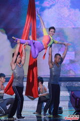 组图：群星为慈善筹款 应届港姐卖力演出吊威亚