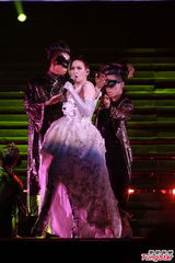 组图：汤宝如红磡体育馆开唱众星捧场