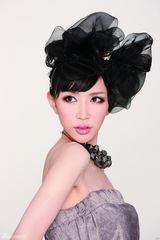 高清图：葛思然时尚写真登封面 展百变熟女姿态