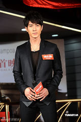 高清图：甄子丹携妻宣传新片 称怕误伤吴尊遭影迷打