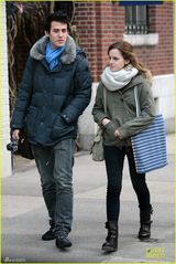 组图：艾玛与华裔男友现身街头 亲密相拥秀甜蜜