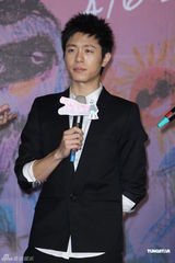 组图：韦礼安电影处女作上映 称票房破亿即裸泳