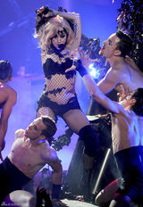 幻灯图集：Lady Gaga助阵美国偶像 网眼服表演