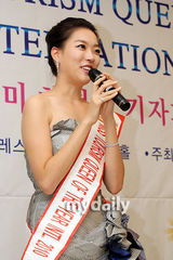 组图：韩国小姐河贤贞国际选美比赛夺冠举办发布会