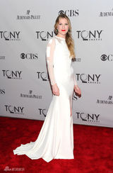 组图：托尼奖红毯星光熠熠 女星斗艳秀腿露肩