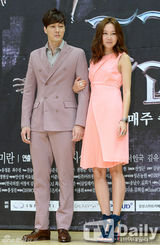 组图：《主君的太阳》发布 苏志燮紫西装粉嫩