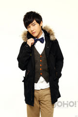 高清图：李炜拍摄时尚大片 靓丽色彩展暖男气息