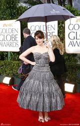 高清组图：金球奖红毯 蒂娜-菲黑白礼服仿佛胸衣