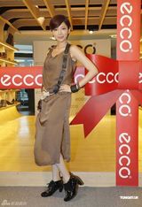 组图：郭雪芙出席时尚活动告别少女玩性感